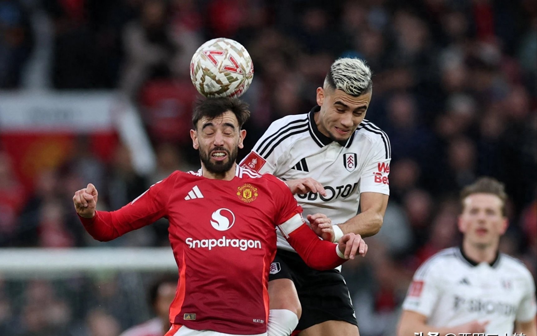 Kaiyun-曼联迎足总杯关键赛，窗口期豪取连胜，引发热议，临场指挥获称赞(曼联夺足总杯冠军赛后庆祝)