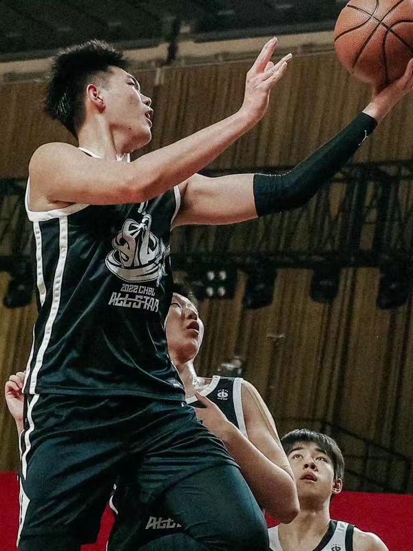 包含转会期体能课后；广州队门线救险备战全明星赛；媒体盛赞；控场能力受关注的词条